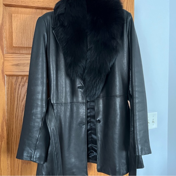 Elegant Black Leather Coat with Faux Fur Collar - Picture 1 of 4